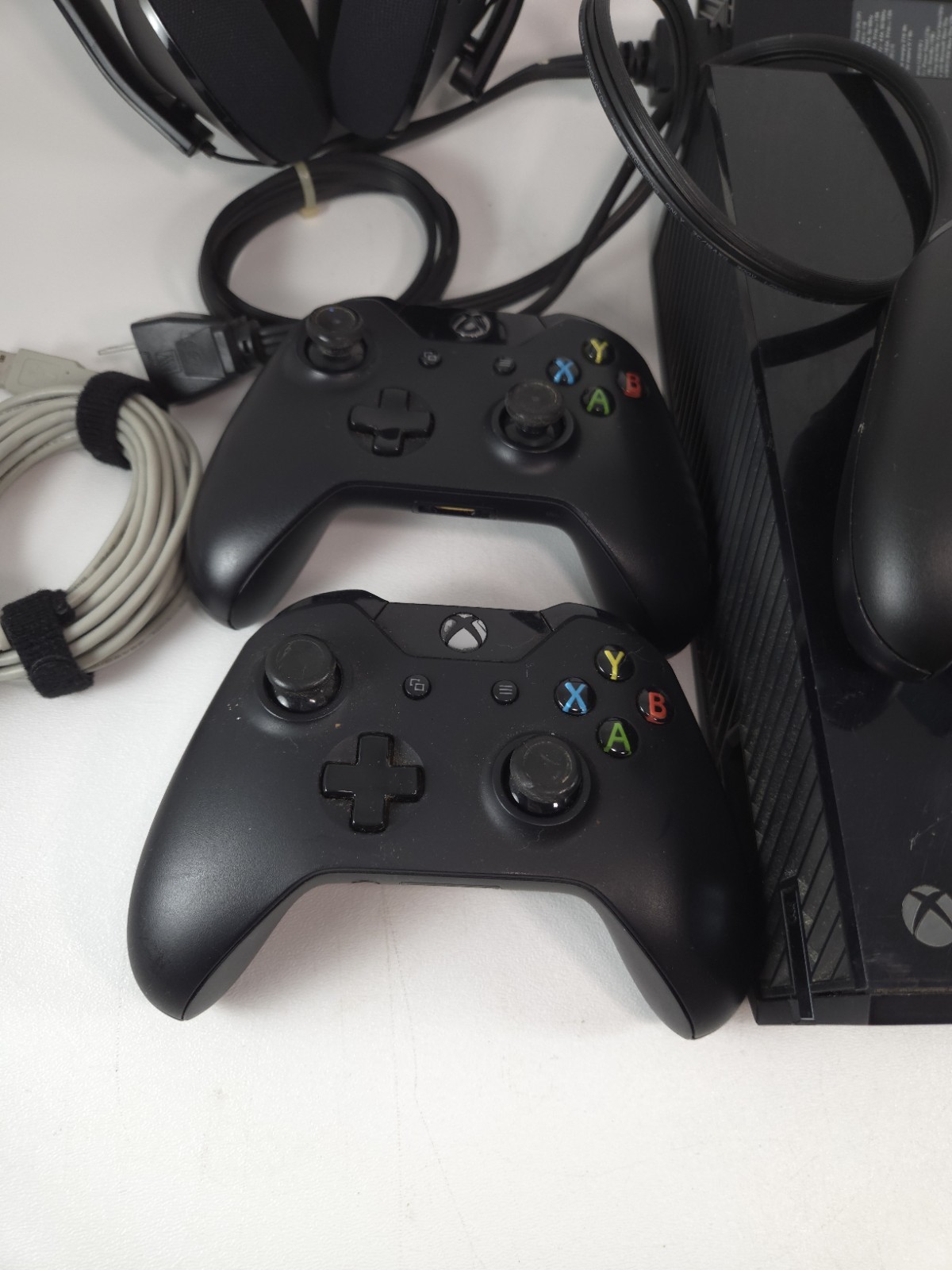 Microsoft Xbox One Black With 3 Controllers, Power Cord, Headphone