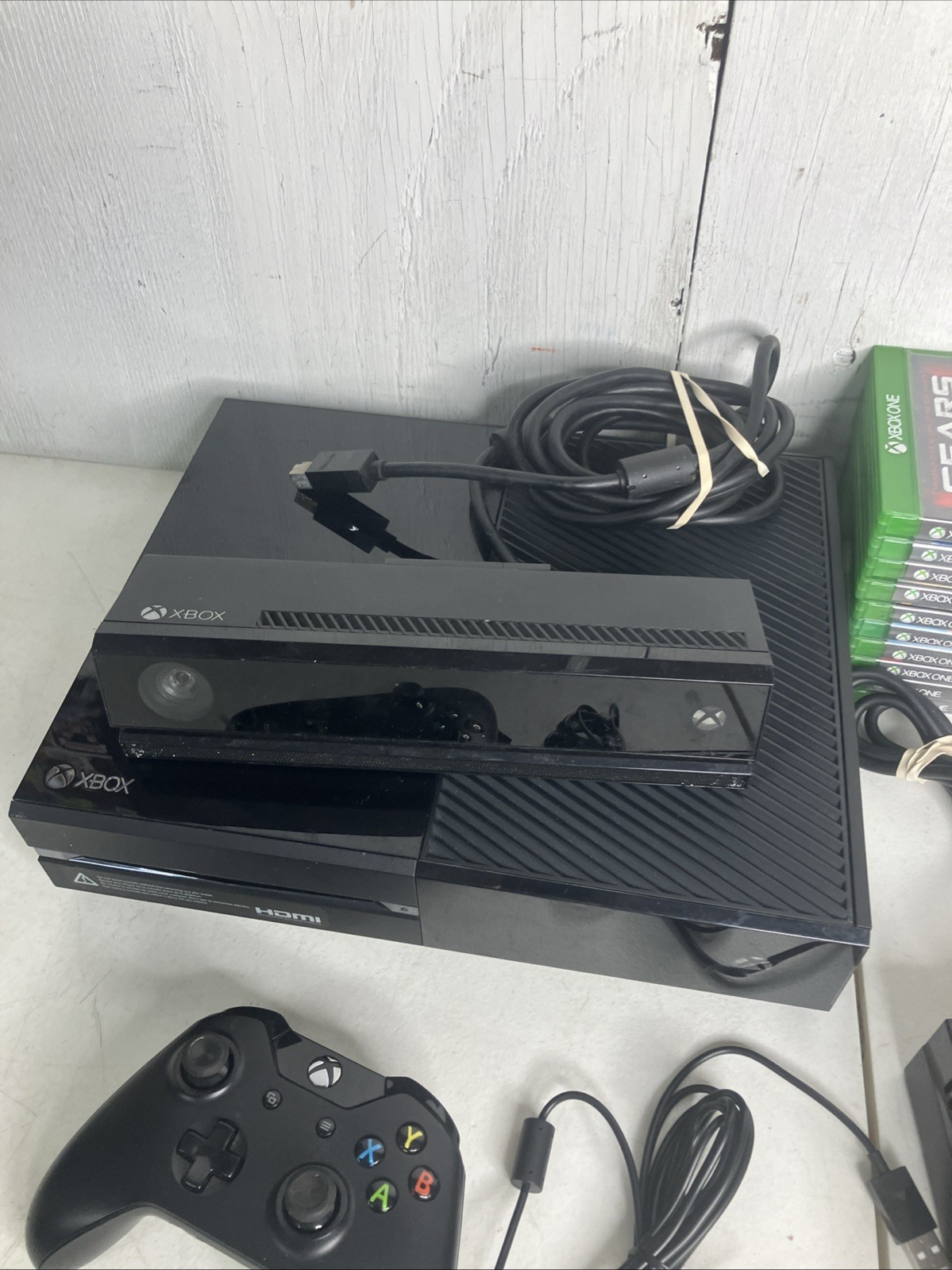 Microsoft XBOX ONE 1540 Console Bundle – 500GB Black Kinect 10 Games Gears O War
