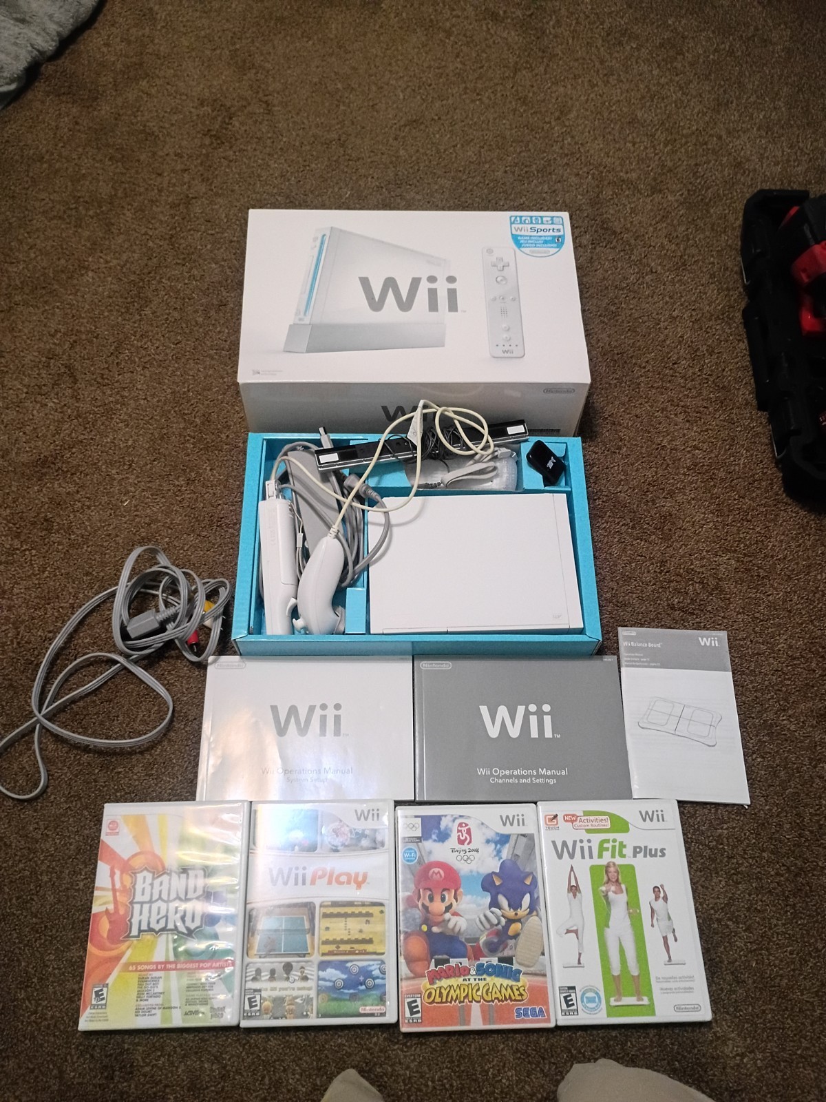 Nintendo Wii Console – White w/original box, cables, remotes, sensors & 4 Games