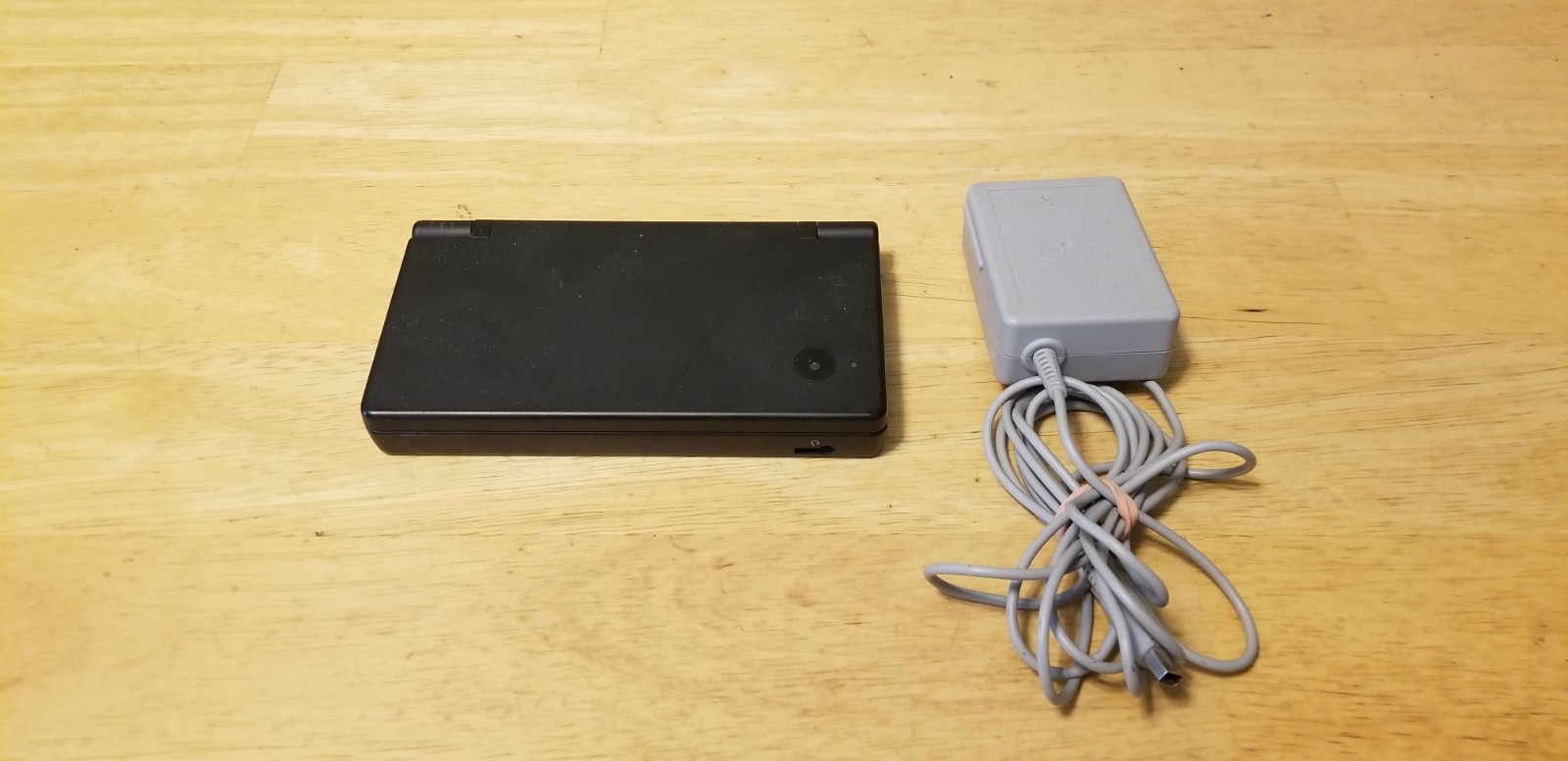 Nintendo DSi Matte Black Handheld Game Console w/ Charger DS Camera