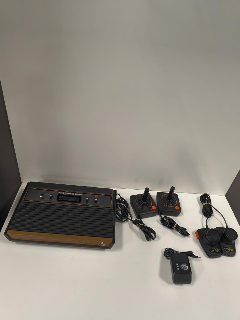 ATARI CONSOLE 2600 WOOD 4 CONTROLLERS TWO REGULAR 2 PONG PADDLES. (P20034130)