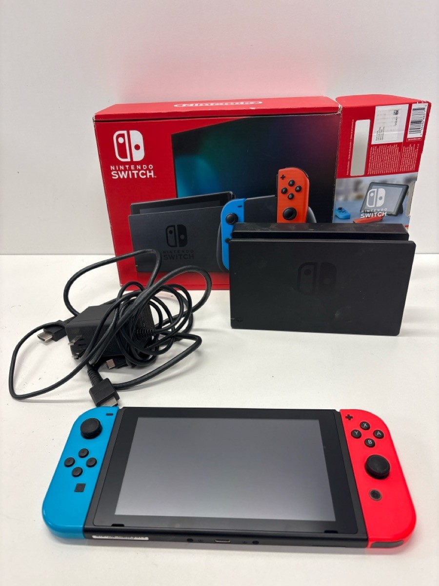 NINTENDO SWITCH OG IOB W/ACC (P08035919)