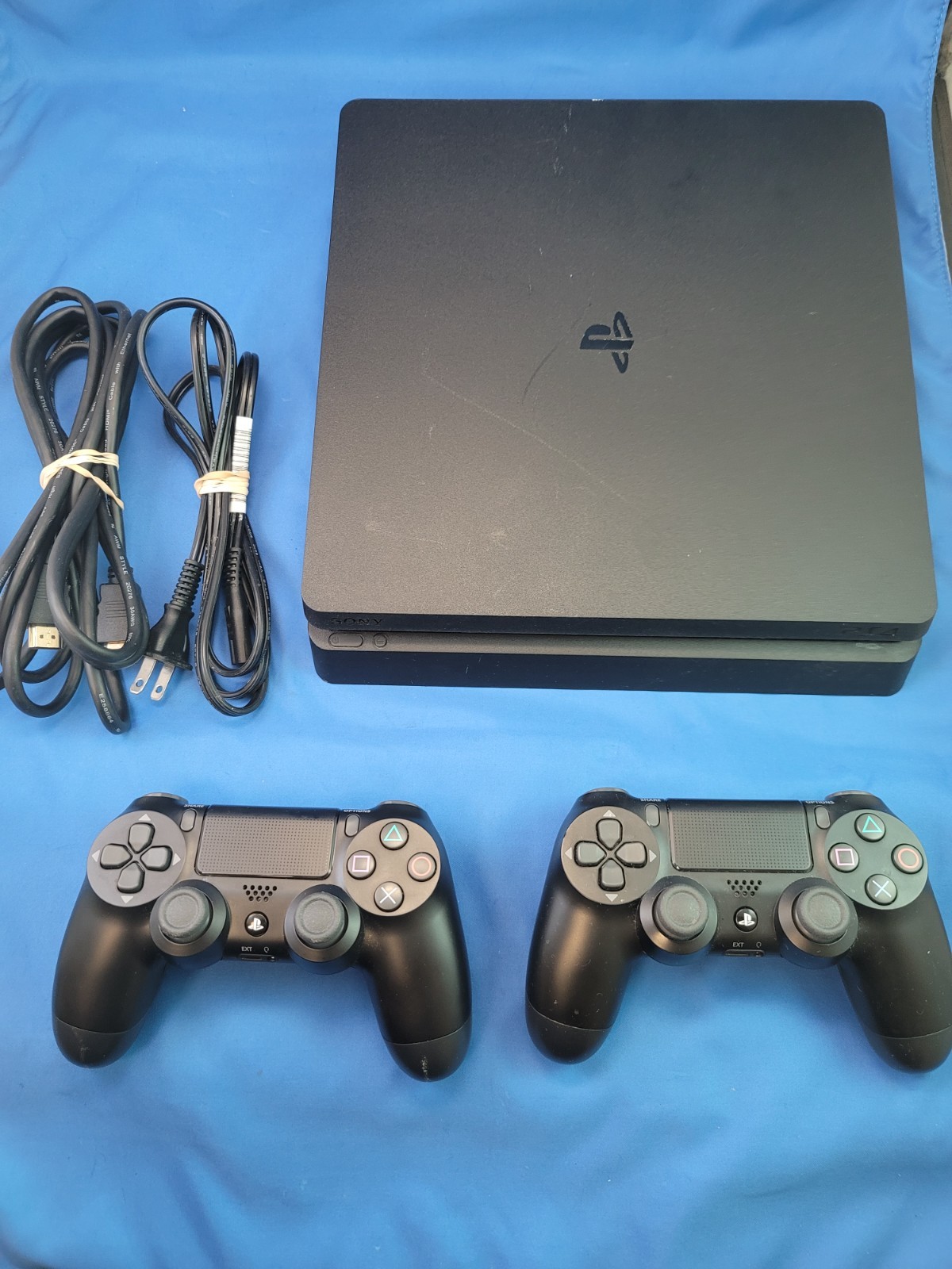 SONY CUH-2115B 1TB PS4 CONSOLE W/ GAME