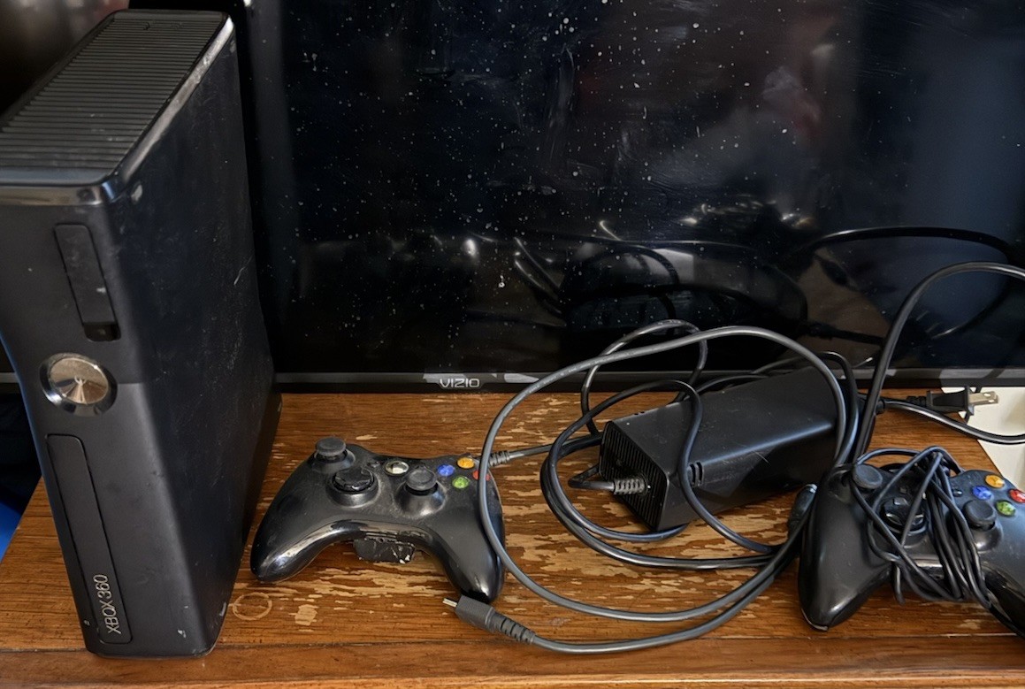 Microsoft Xbox 360 S Black Console Wi-Fi with Controllers , HDMI & Power Supply