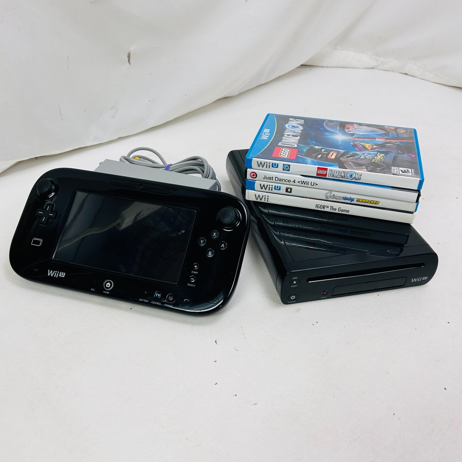 Nintendo WII U WUP-010 / WUP-101(02) 32GB Console w/ Cords, Sensor & 5 Games