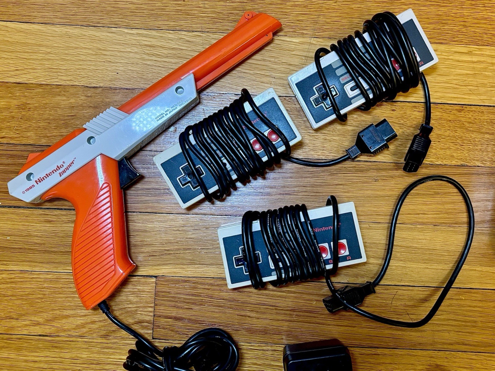 1985 Nintendo NES Action Set Console ORIGINAL BOX + Add’l Controller + Games
