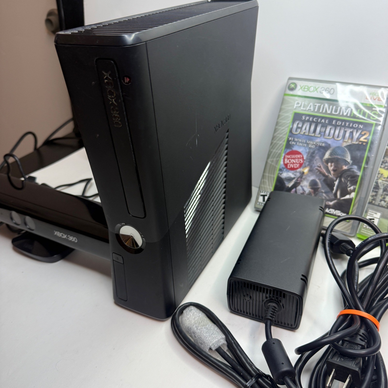 Microsoft Xbox 360 S Console Bundle 2 Controllers Kinect Call of Duty FIFA 17