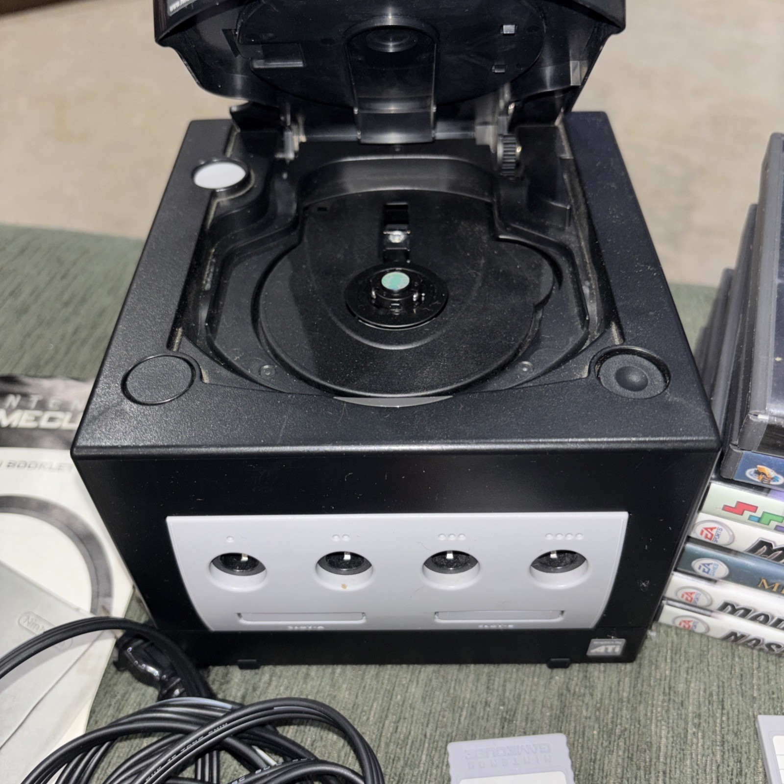Nintendo GameCube DOL-001 Bundle + 7 Games + 2 controllers + 2 Memory Cards