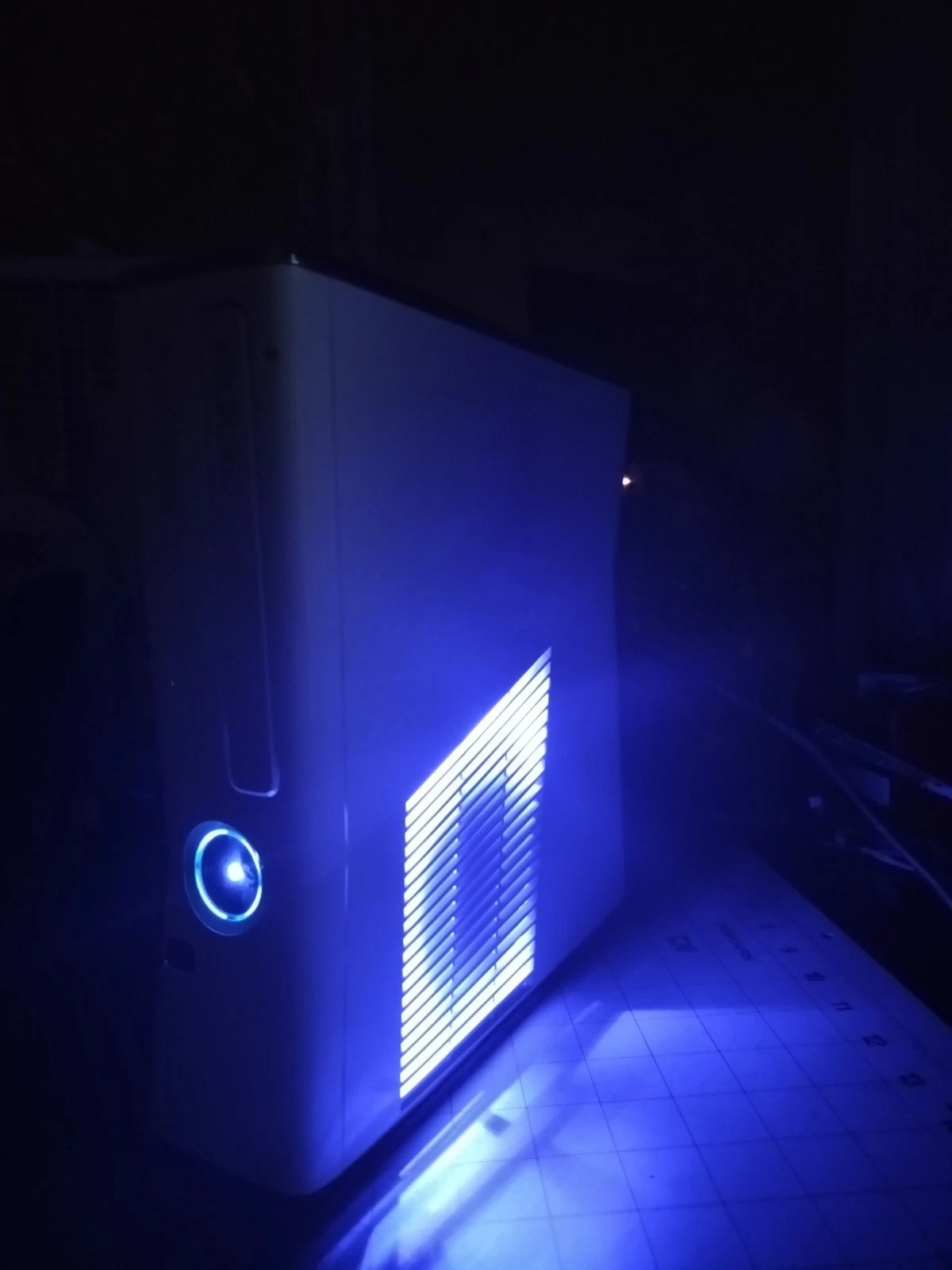 Custom White Xbox 360 Slim Console bundle– Blue LED Lighting – 500GB Hard Drive