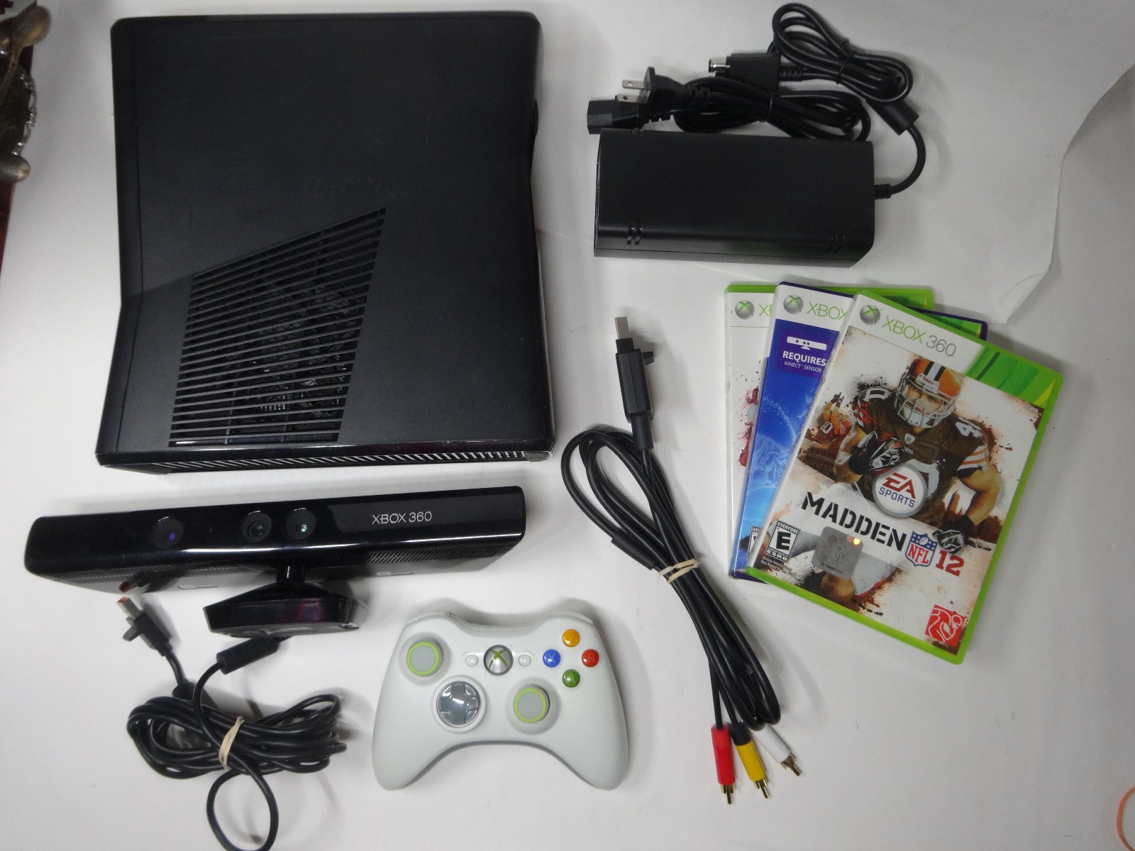 Xbox 360 S 256 GB Bundle: 1439 Console, Kinect , controller and 3 games; Tested