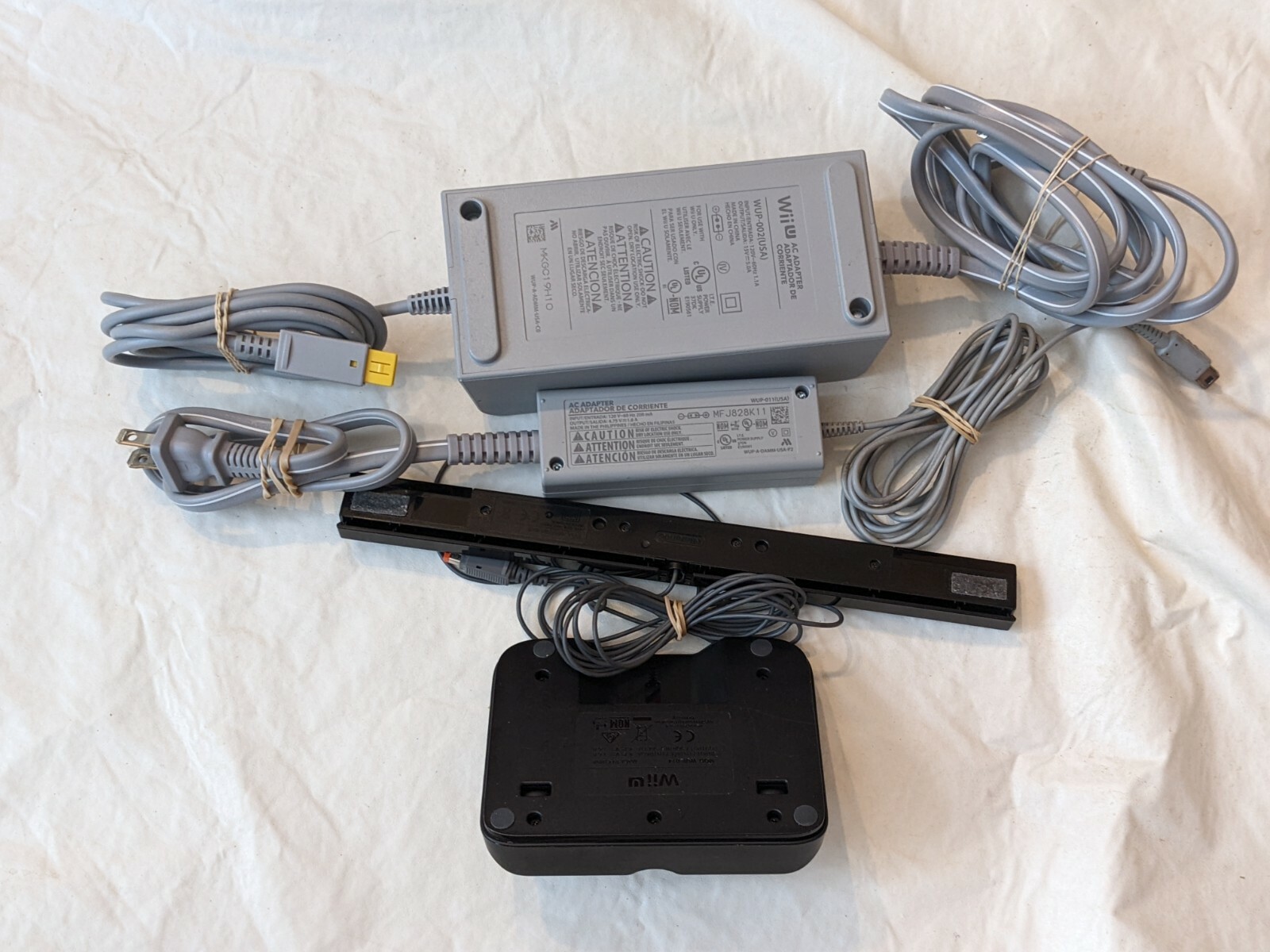 Nintendo Wii U Console 32GB Bundle + Wii U Game Pad Power Cords Working