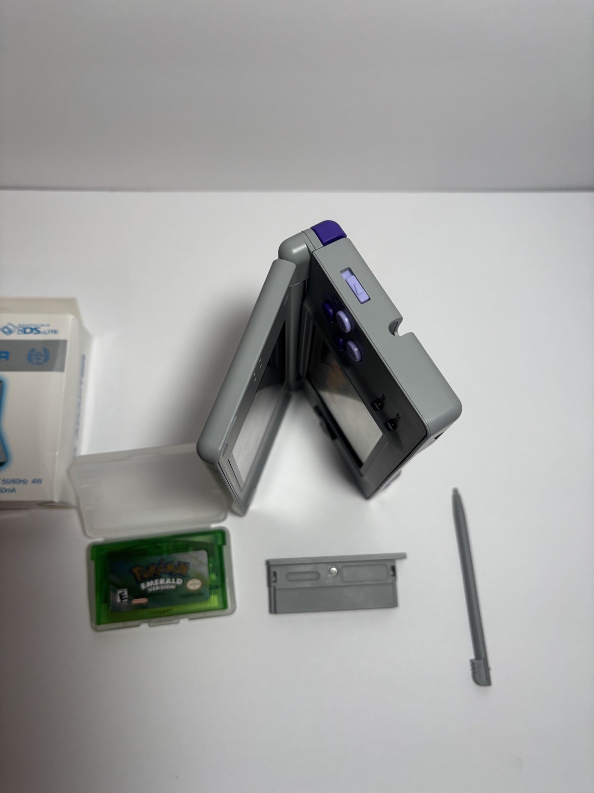 Nintendo ds SNES Bundle With Charger, Emerald and screwdriver/buttons