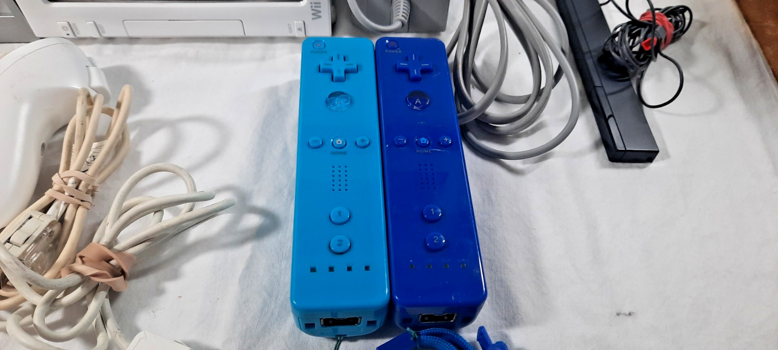 Nintendo Wii Console Bundle RVL-001 Complete GameCube Compatible w/Cables Remote