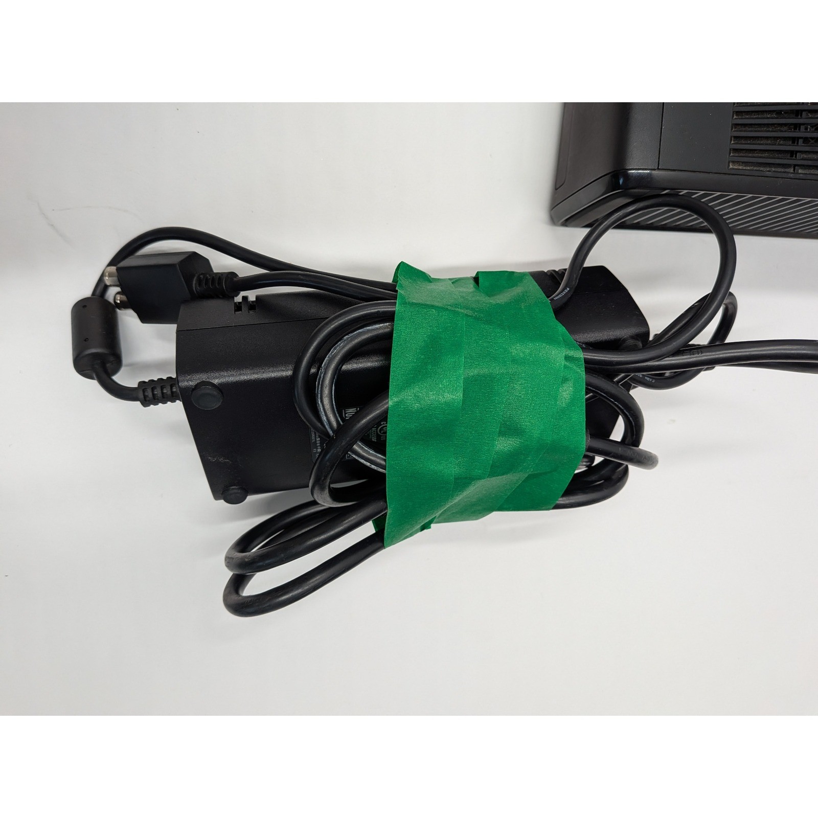 Microsoft Xbox 360 S Console Bundle Model 1439 Black Kinect 3 Games Controller