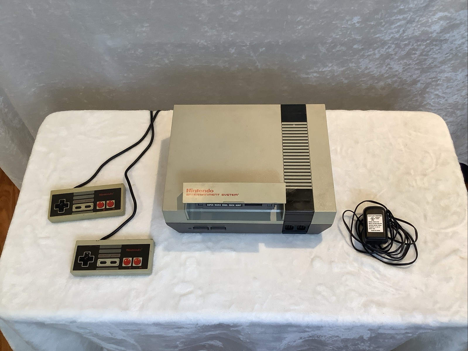 Nintendo Entertainment System Cons+ 2 Controllers + Super Mario Bros./ Duck Hunt