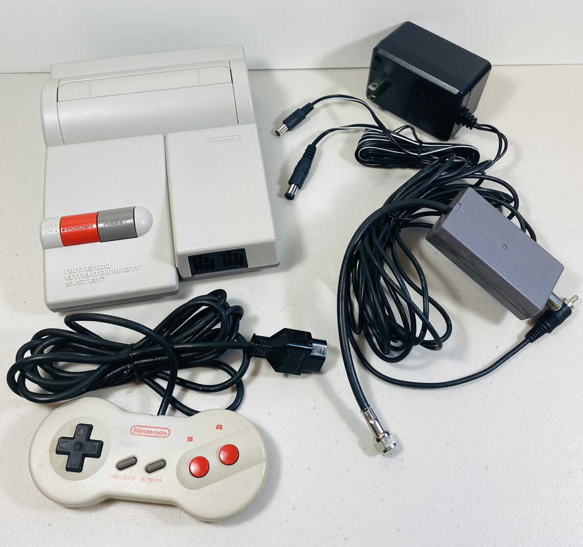 Nintendo NES-101 Top Loader Console System w/ Original Dog Bone Controller