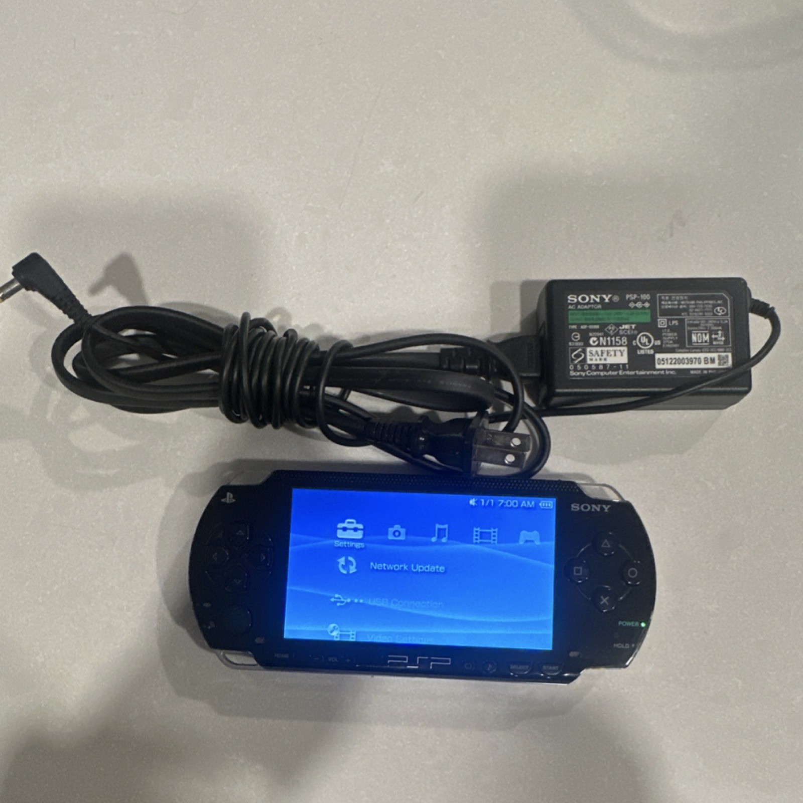 Sony PSP-1001 Handheld Console Black Wi-Fi USB with Charger