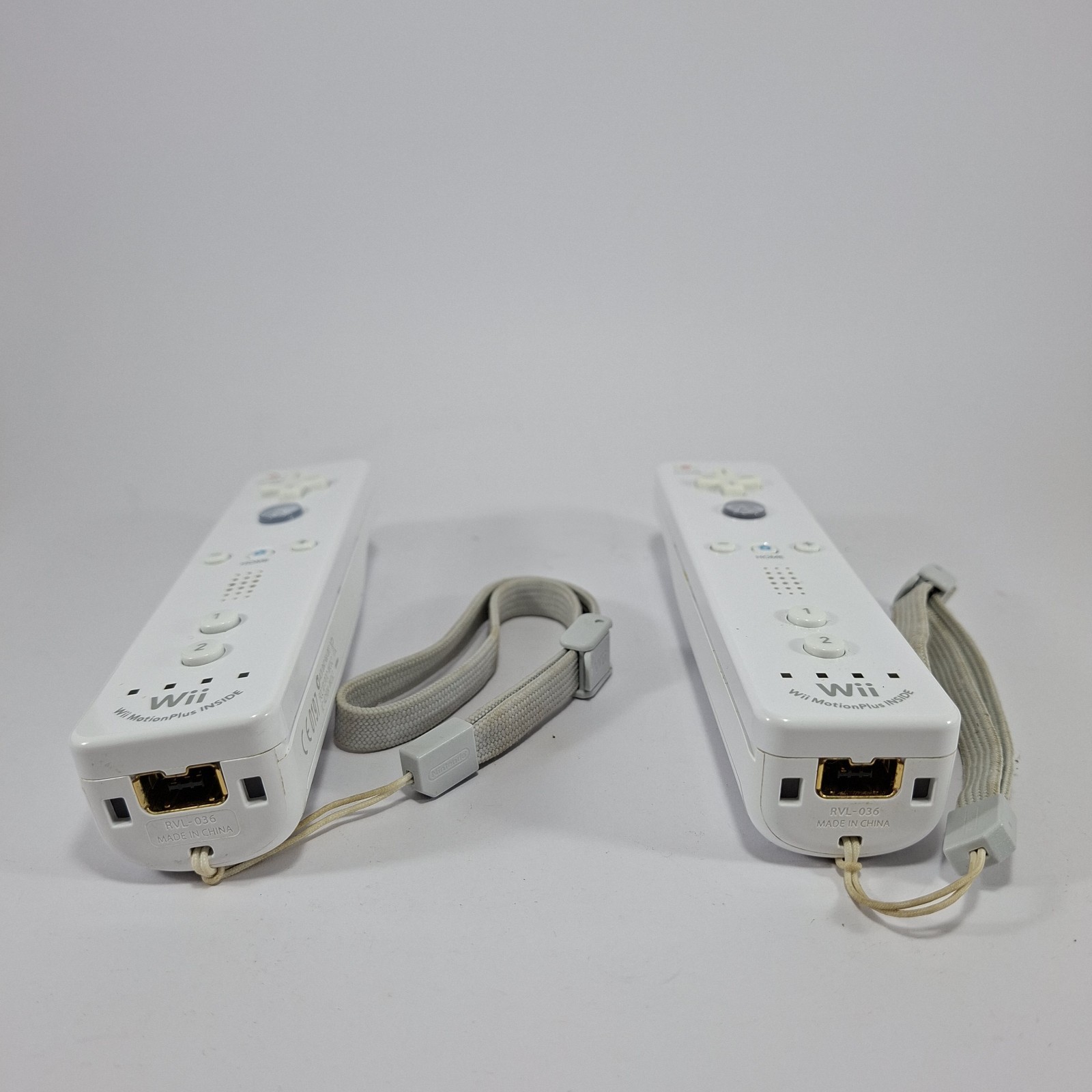 Nintendo Wii Console RVL-001 Bundle – x2 Official Wii Remote Motion Plus, Game