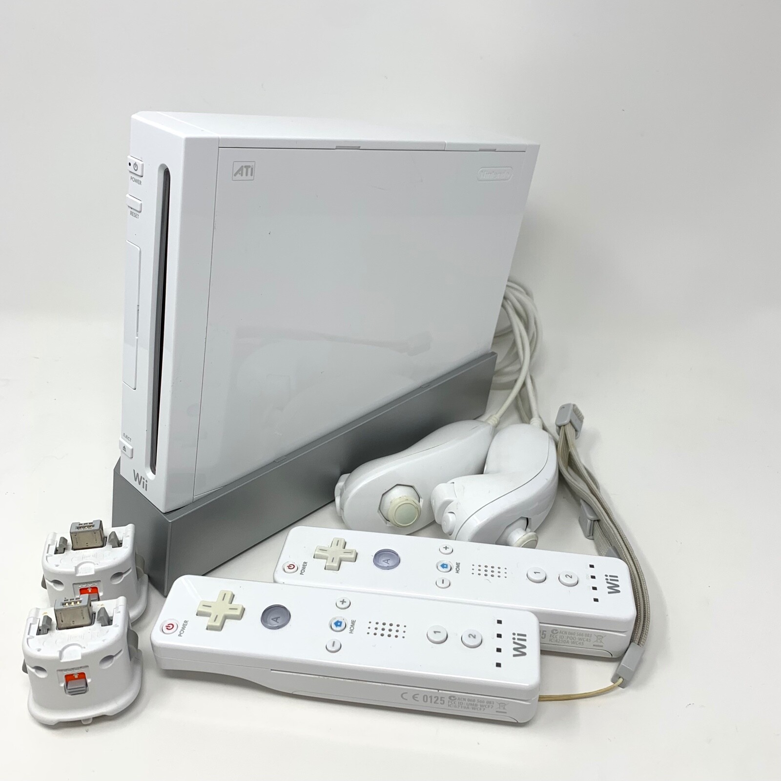 Nintendo Wii White Console Complete Bundle w/ 2 Controllers 2 Wheels & Nunchucks