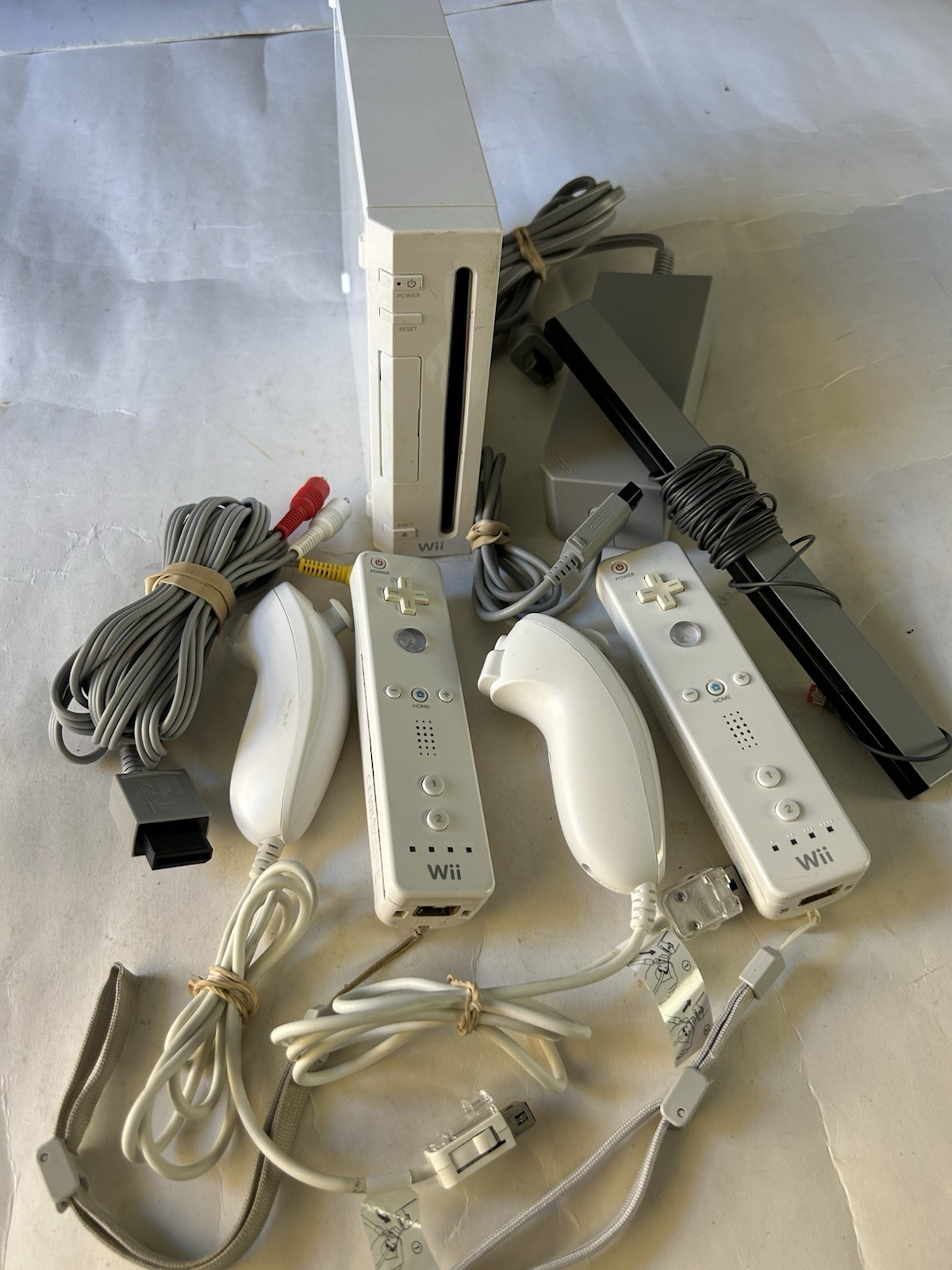Nintendo Wii RVL-101 Console Bundle 2 Controllers 2 Nuncucks