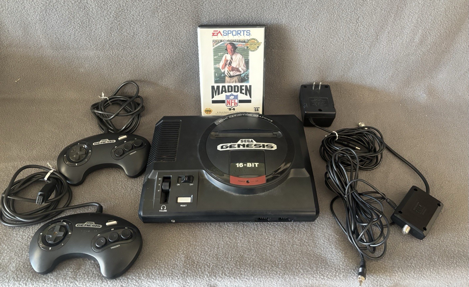 Sega Genesis 16bit Console(1601) with 2 Controllers,av cable,power Chord,game