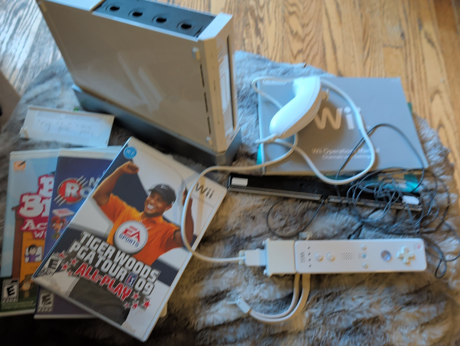 Nintendo Wii Console White RVL-001 bundle w/ Controllers, Cables, 3 games