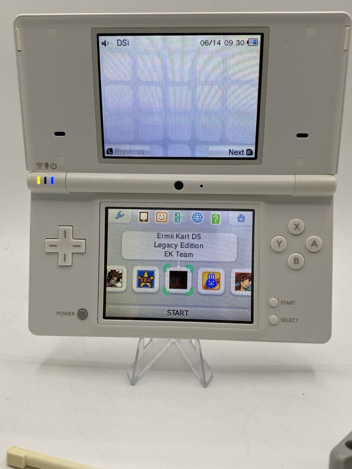 Nintendo DSi White – Includes Preloaded Library (Large Collection)