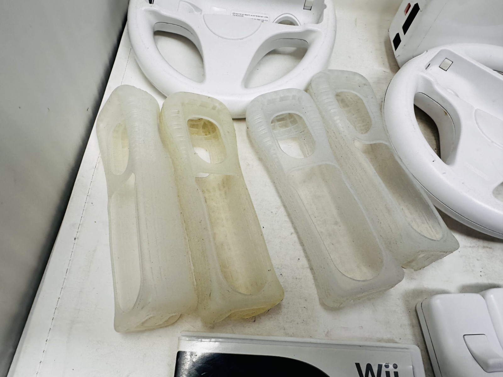 Nintendo Wii Console Lot – 4 Controllers 4 Nunchucks w/ Mario Super Galaxy WORKS