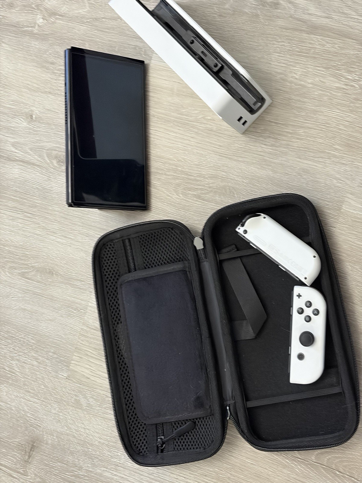 Switch Oled Model With Dock And All Cables. Two Extra Joy cons And A Conteoller
