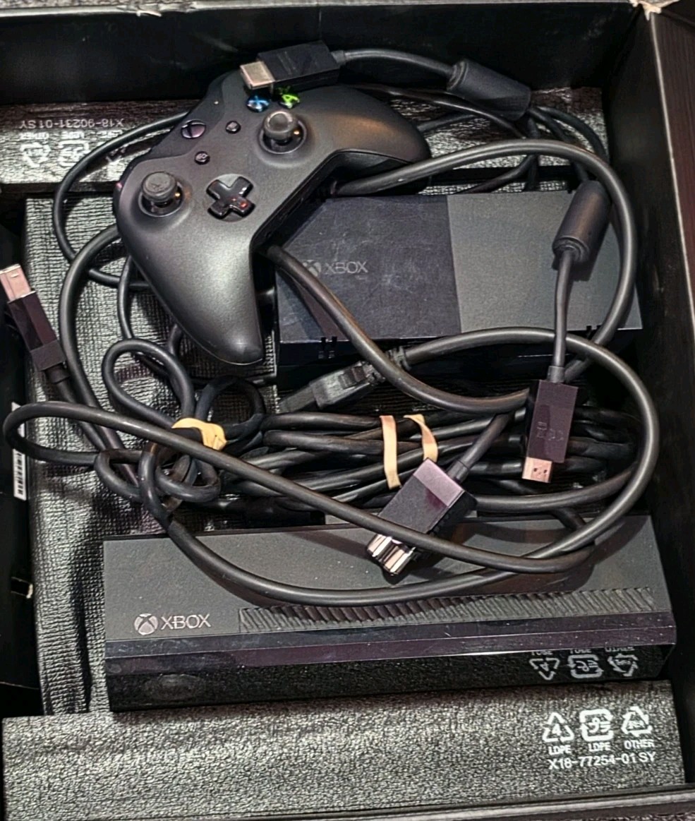 Xbox One 2013 Day One Edition Console w/ Kinect Manual And Original Box