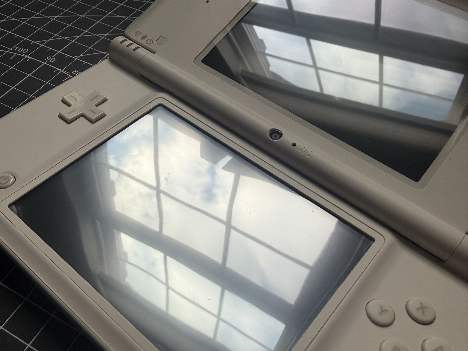 Nintendo DSi XL White W/ 2GB SD Card – Run Eng Games 100% Tested *READ DESC