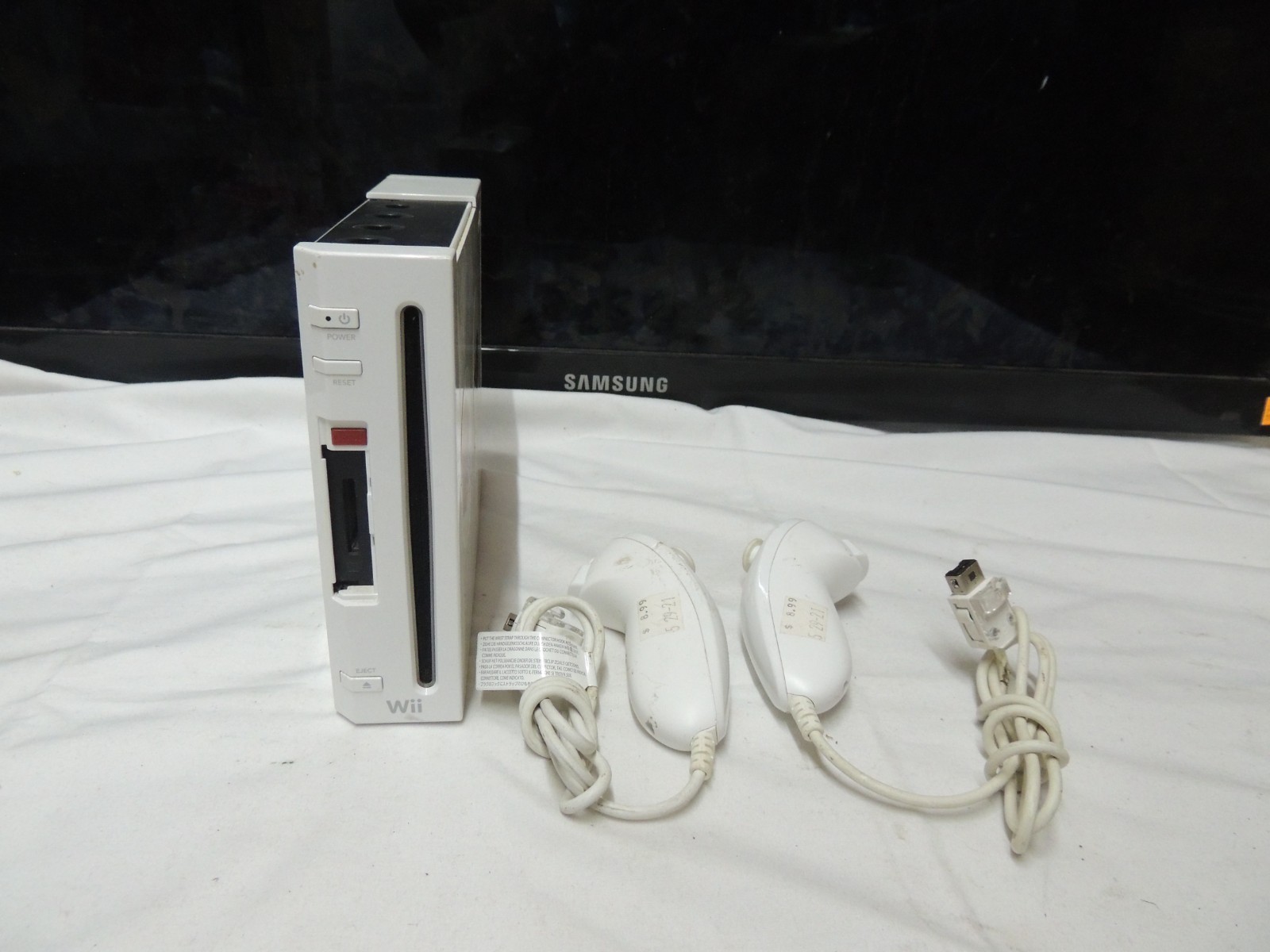 Nintendo Wii – RVL-001 White Bundle #22 CONSOLE ONLY & Wii Nunchuck