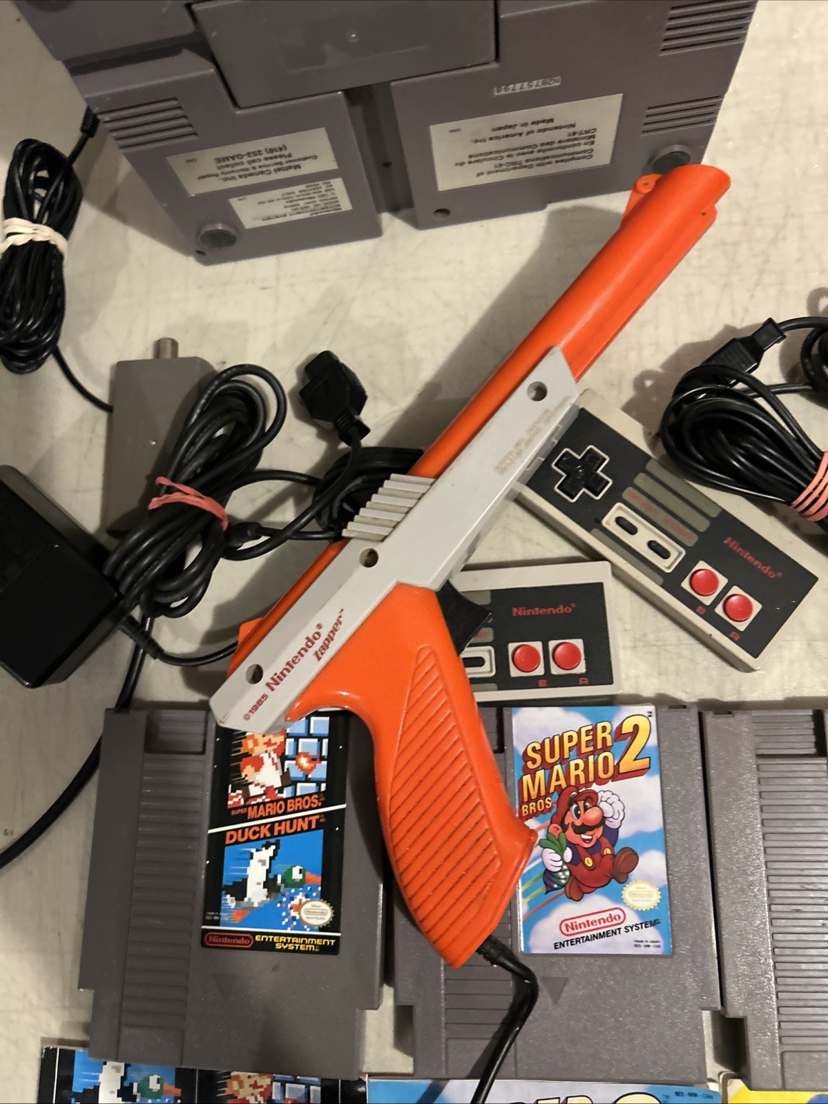 Nintendo NES Console Bundle w/Super Mario Bros 1 2 3 and 2 Controllers Zapper #!
