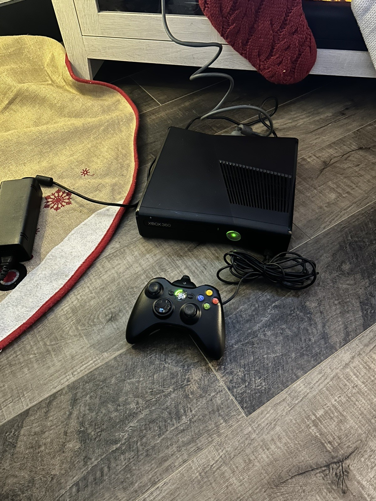 Xbox 360 S Slim Console Bundle Lot with three games and one Controller Tested