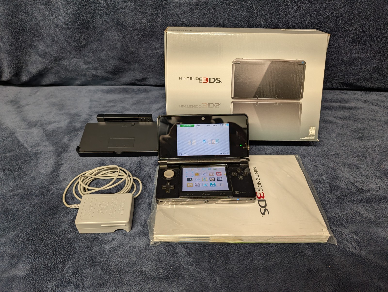 Nintendo 3DS 2GB Handheld System – Cosmo Black CIB