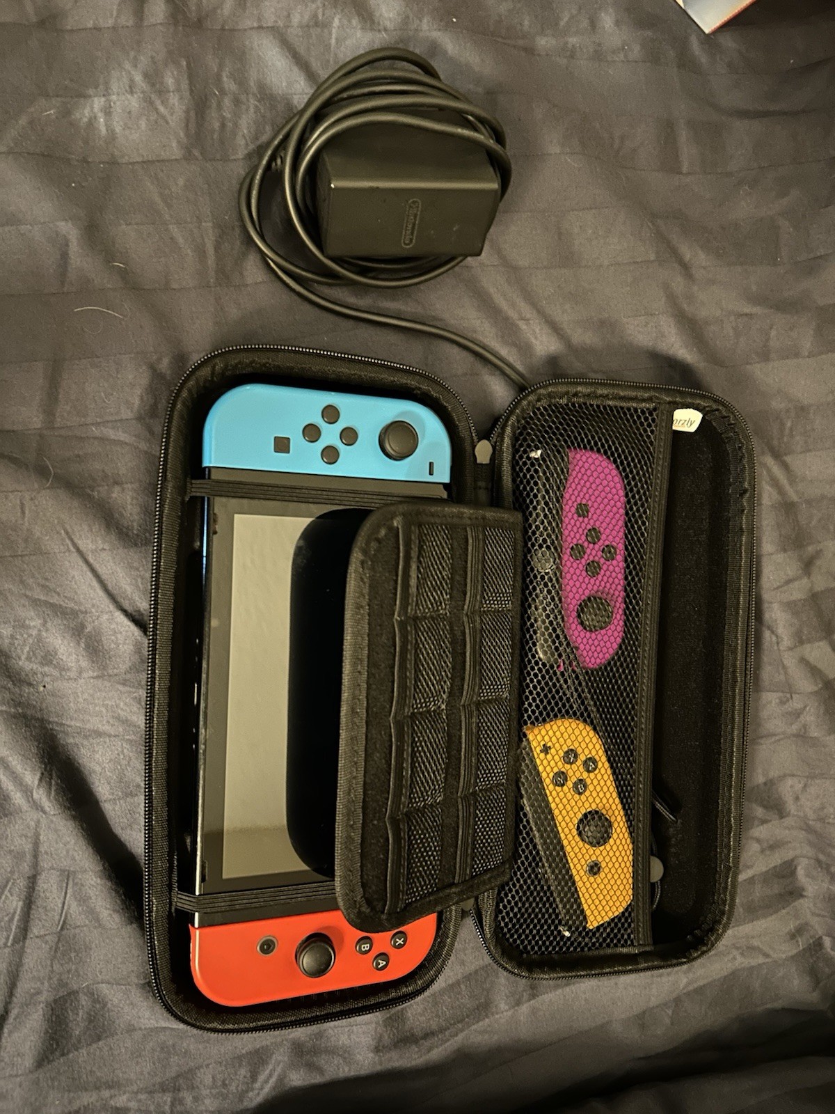 Nintendo Switch Bundle – 4 joy-cons, carrying case, dock and accessories