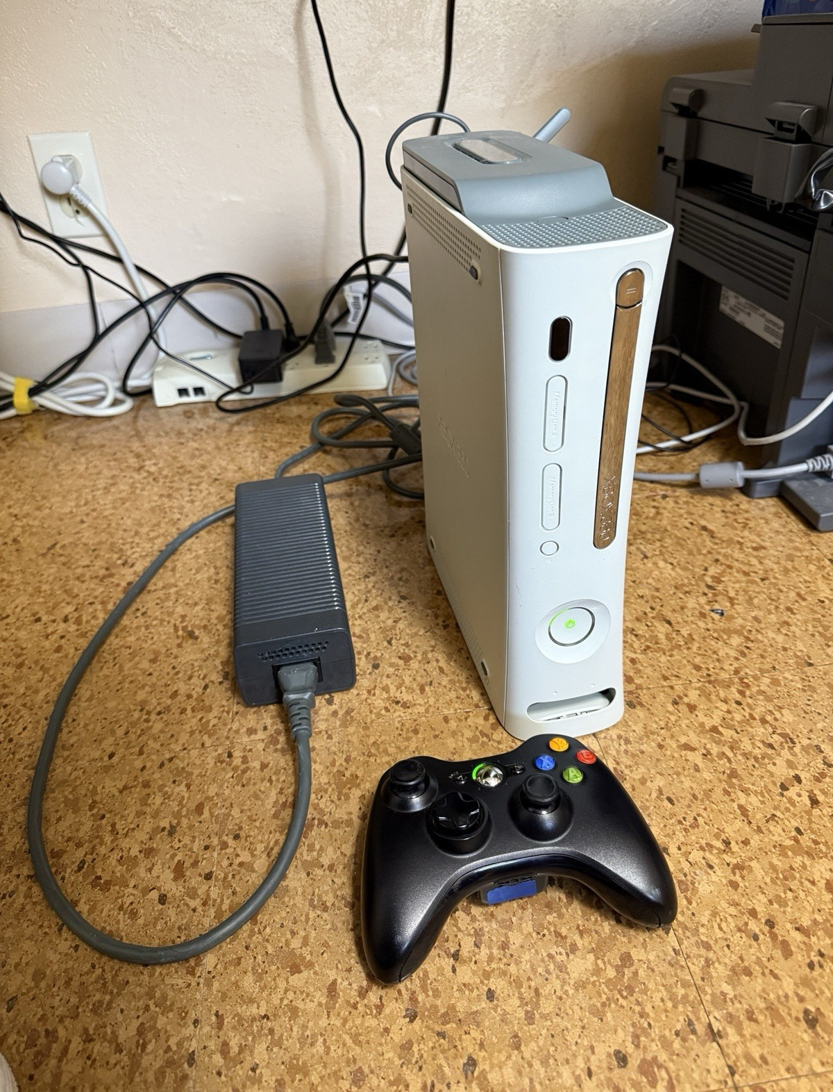 Microsoft Xbox 360 White Console Wi-Fi HDMI Multiplayer with Controller