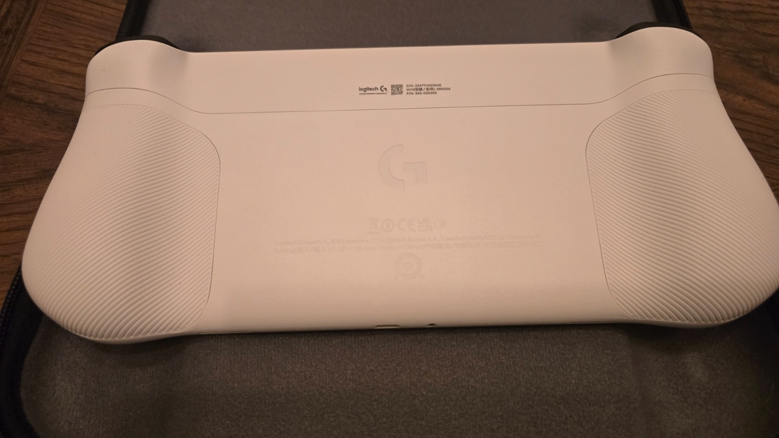 Logitech G Cloud Handheld Console White 64GB w/ Case – Excellent – CHARITY