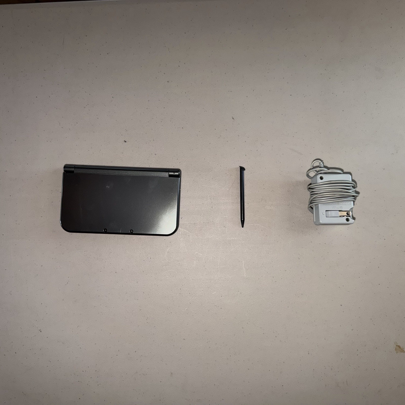 Nintendo New 3DS XL Black Handheld Console w/ Stylus & Charging Cable BOTTOM IPS