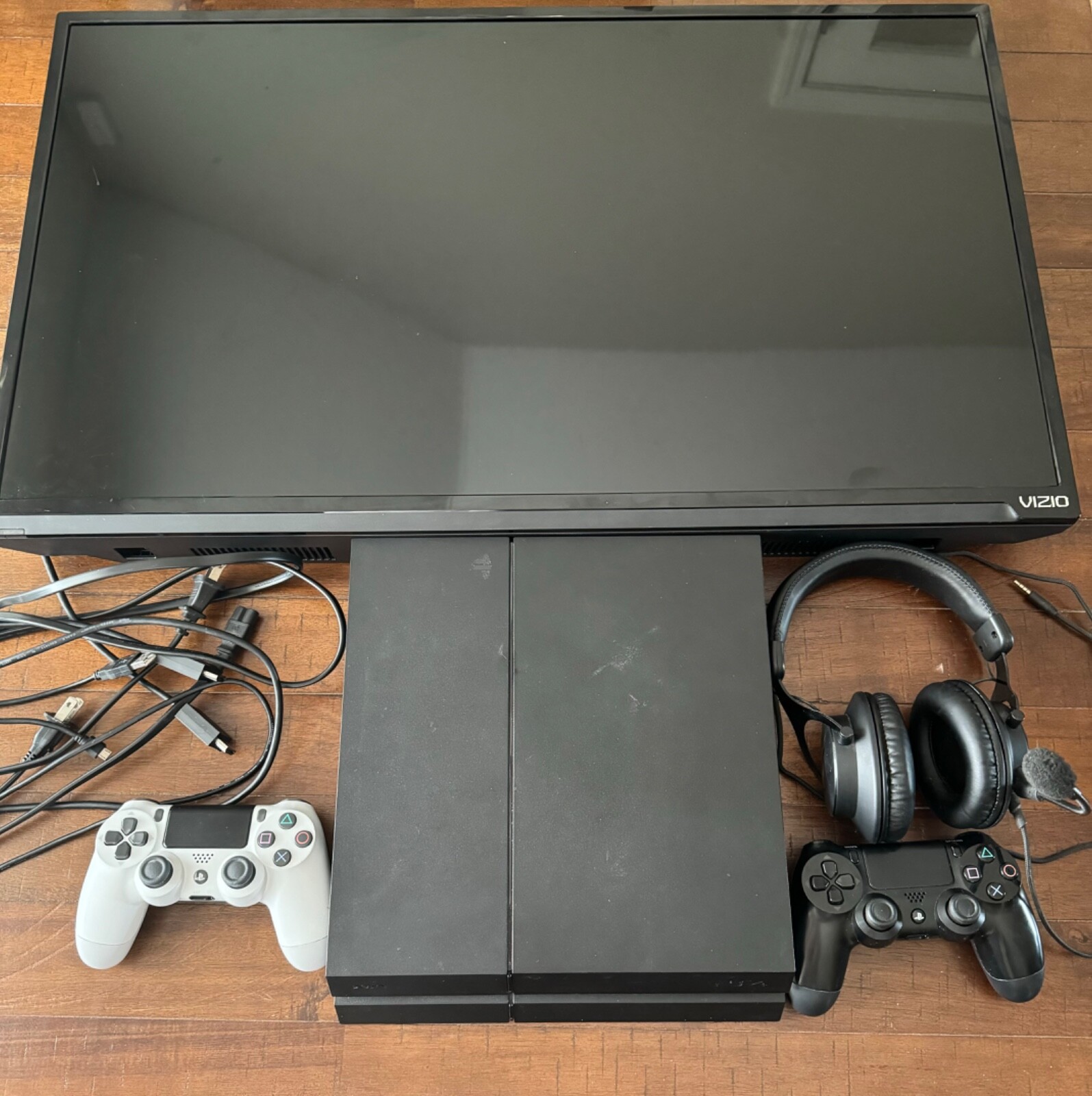 Used PS4 500GB with 2 controllers, 32 inch vizio HD tv, hdmi, headphones