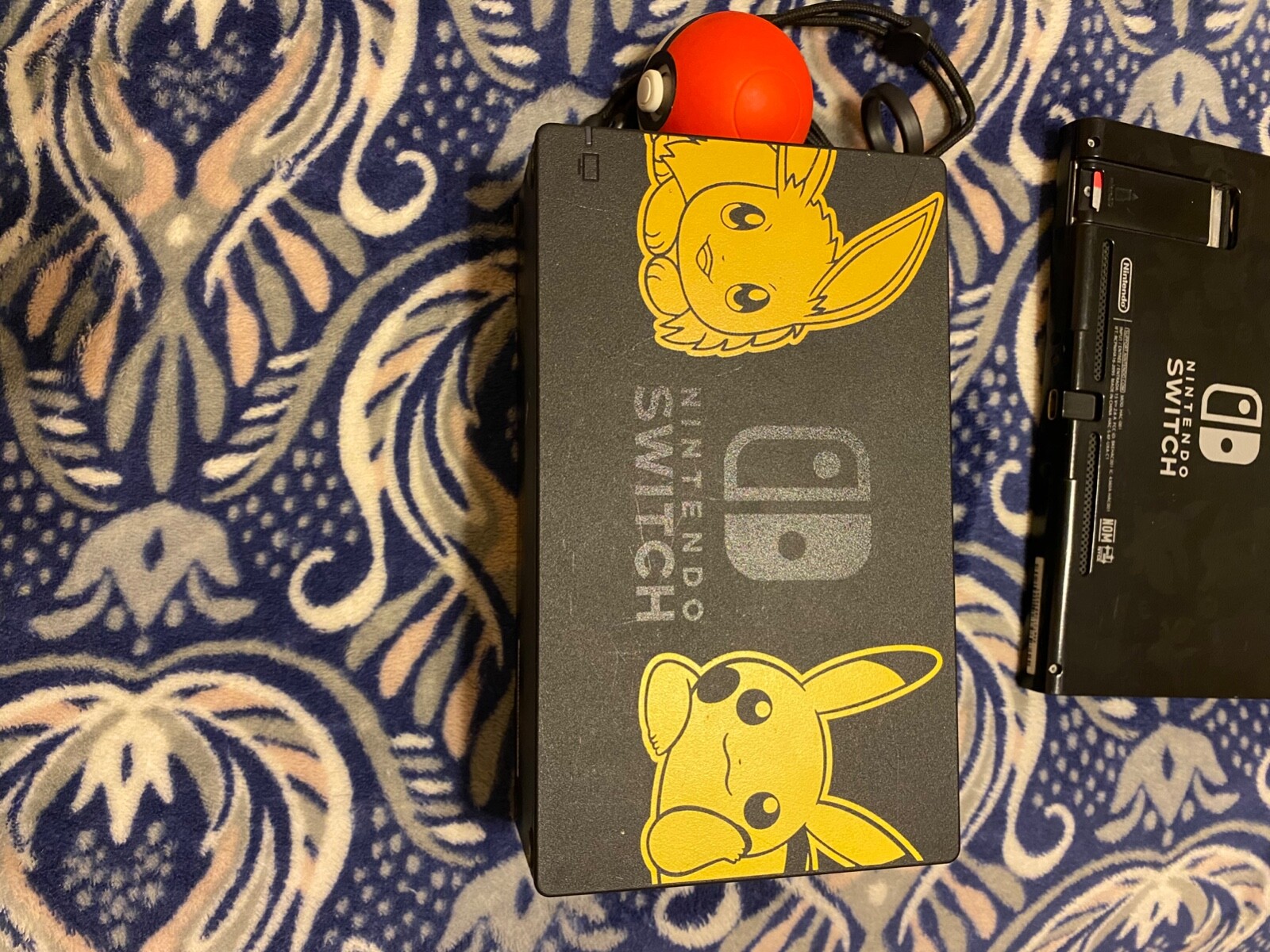Nintendo Switch – Pikachu & Eevee Edition with Pokémon: Let’s Go, Eevee! + Poké