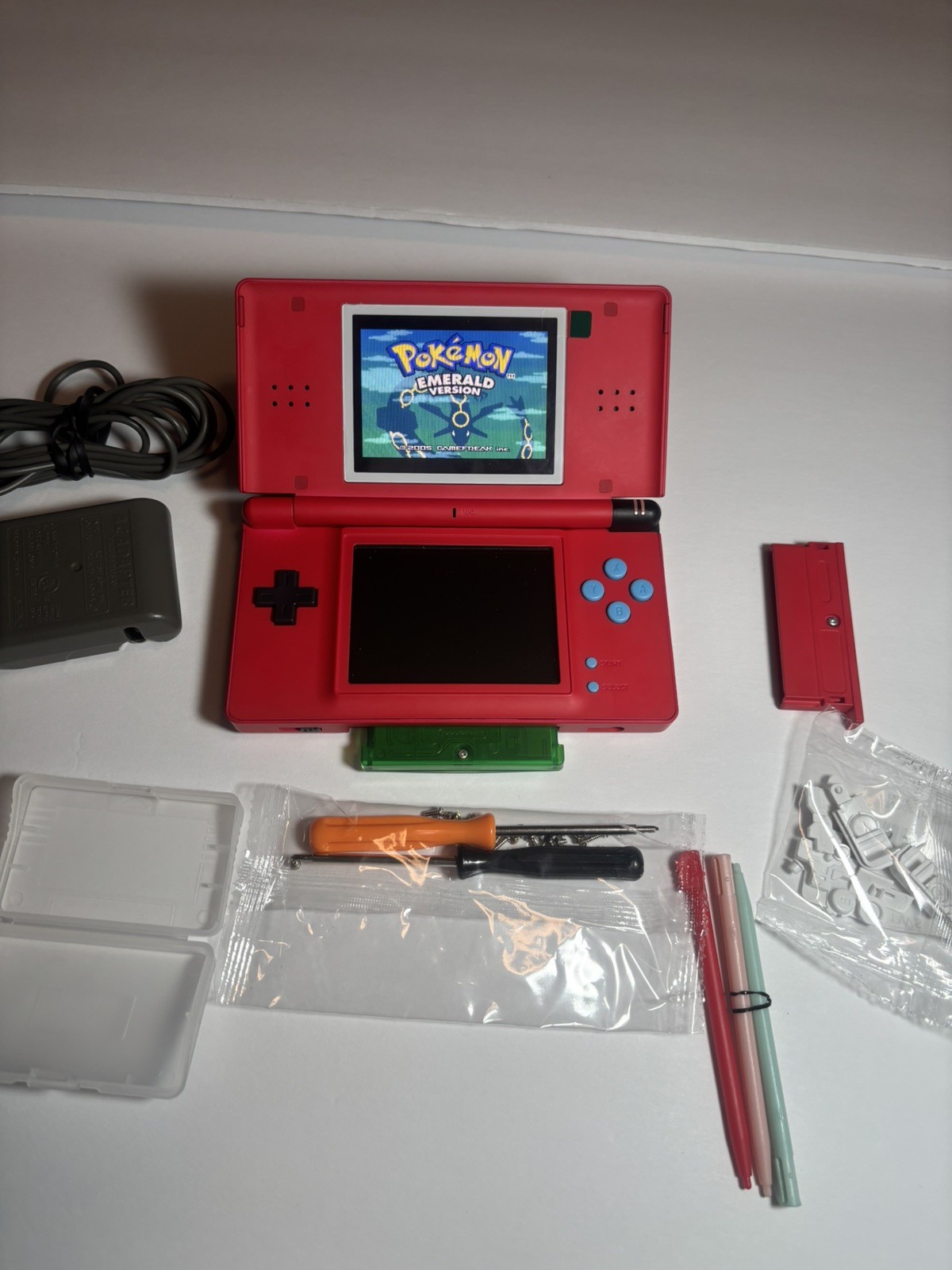 Nintendo ds SNES Bundle With Charger, Emerald and screwdriver/buttons