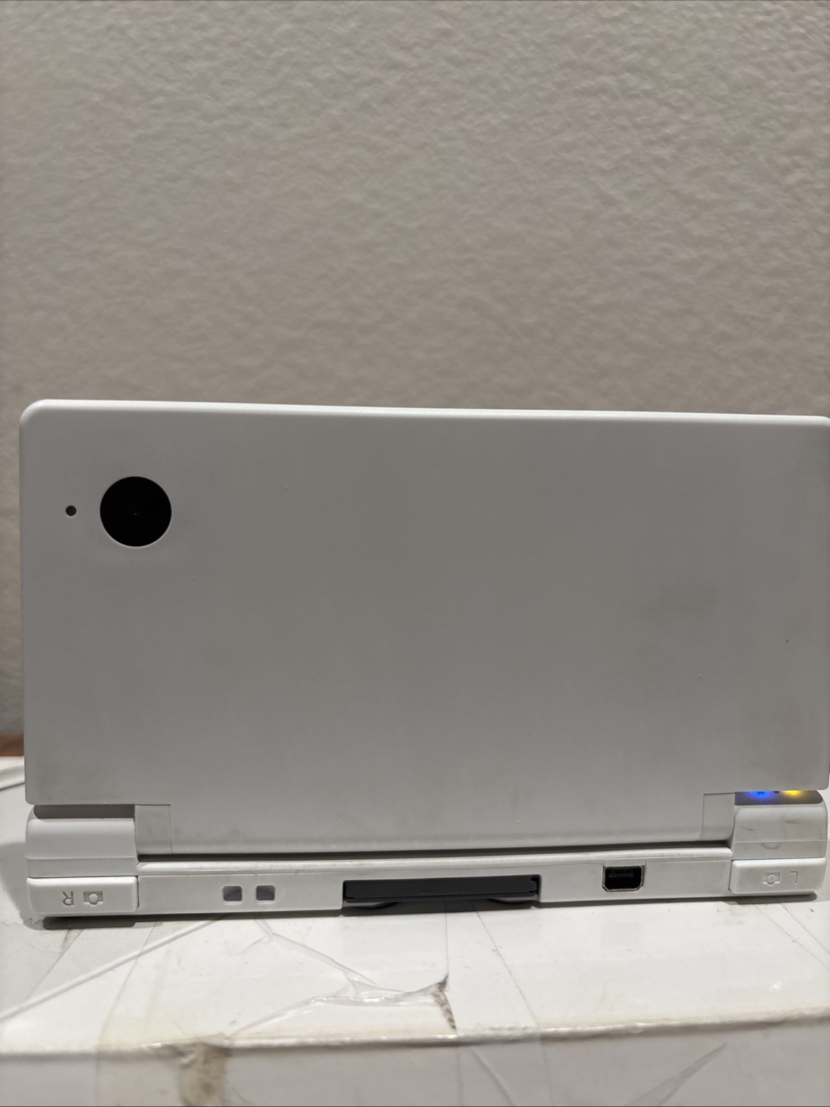 Nintendo DSI WHITE CONSOLE IN BOX WITH CHARGER, STYLUS, And 1 GAME NO SD CARD