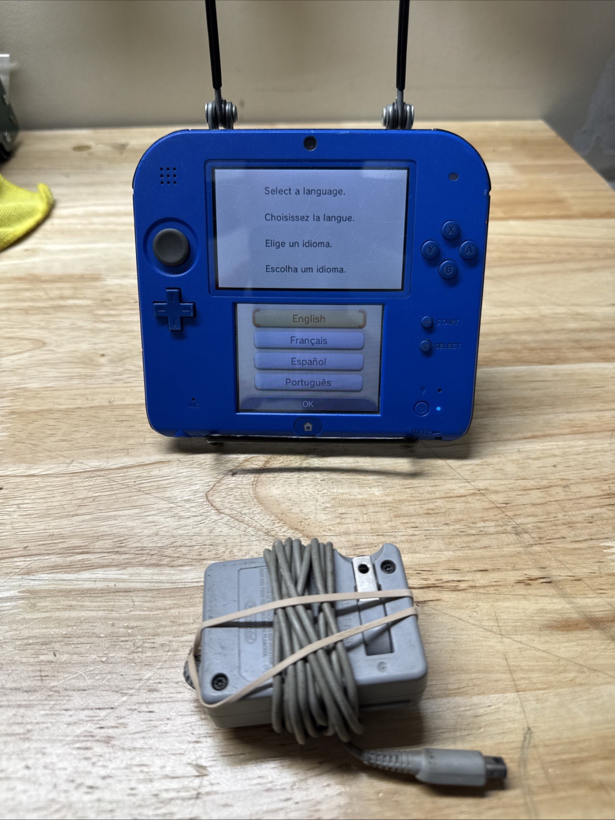 Nintendo 2DS Handheld Game Console Electric Blue – With charger