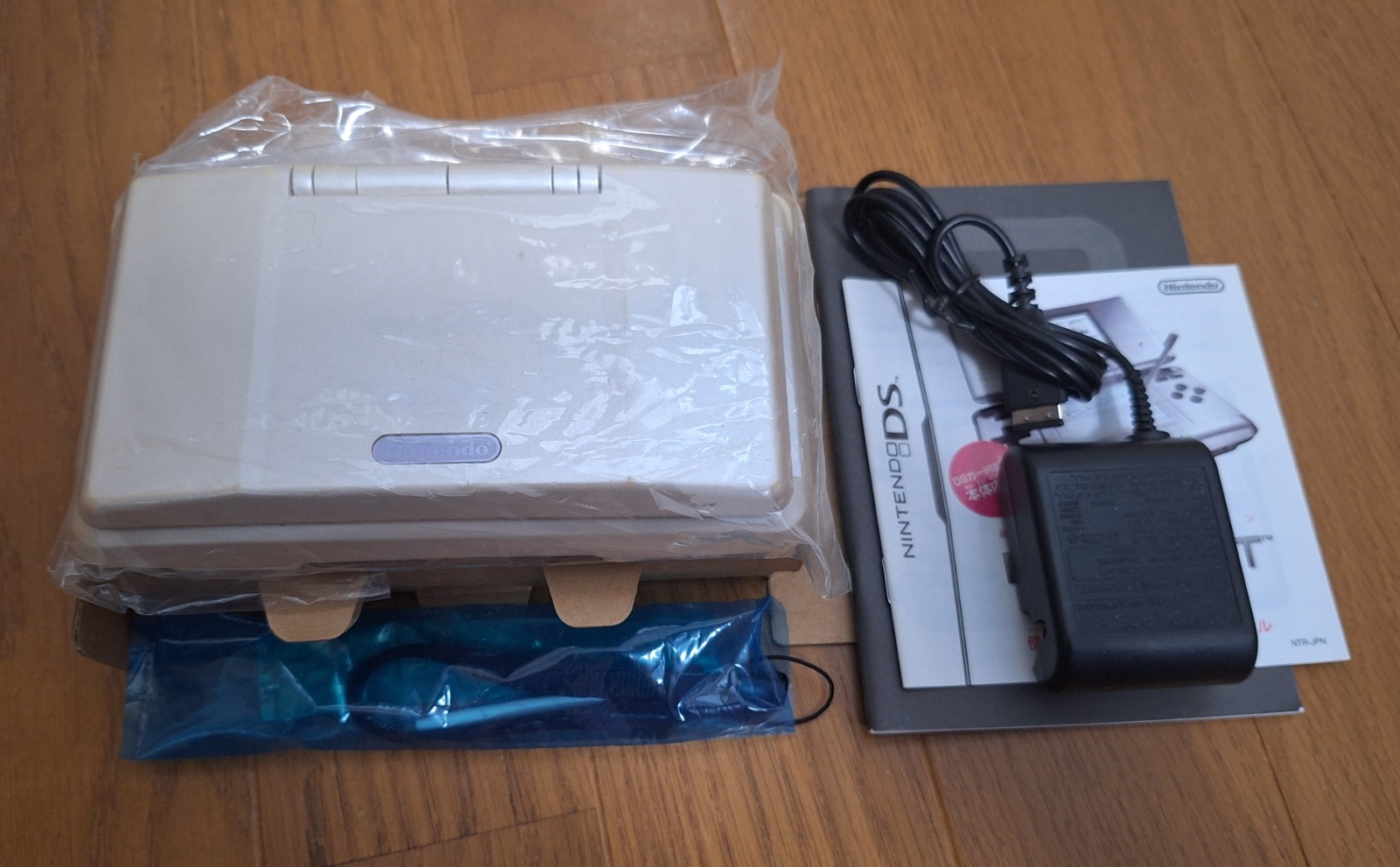 Nintendo DS Mew Limited Edition Pokemon Center Console *BEAUTIFUL BOX* 6