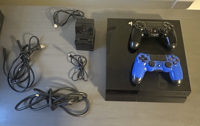 500GB PS4 CONSOLE-TESTED & WORKING-2 CONTROLLERS + HDMI + POWER + CHARGING CABLE