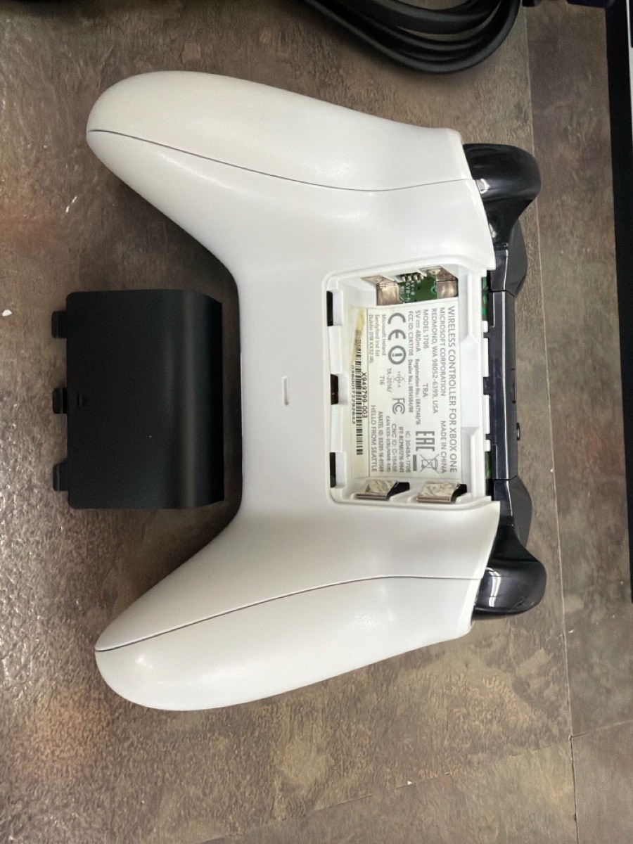 XBOX ONE S 500GB CONSOLE 1681 W/ 1 CONTROLLER & CABLES – TESTED (WBP018230)