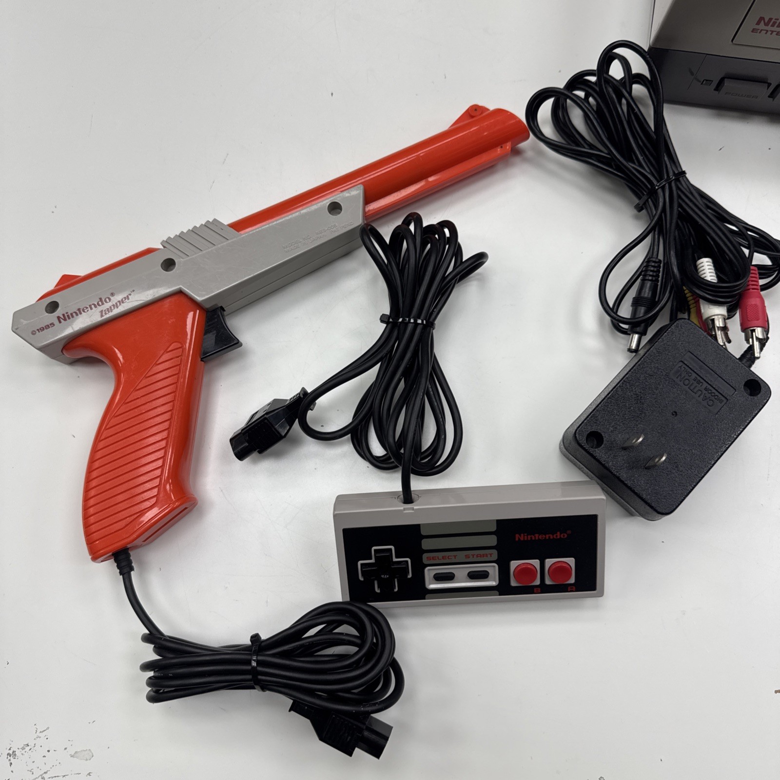 Nintendo NES Console Bundle Ctrl Zapper 4 Games Super Mario 1-3 DONKEY KONG JR
