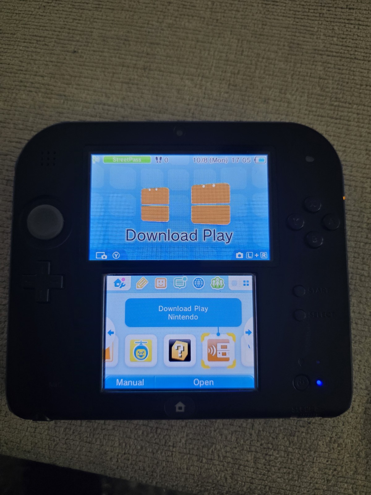 Nintendo 2DS Black/Blue Handheld Consol 4GB SD Card Tested Back Has Chipped Area