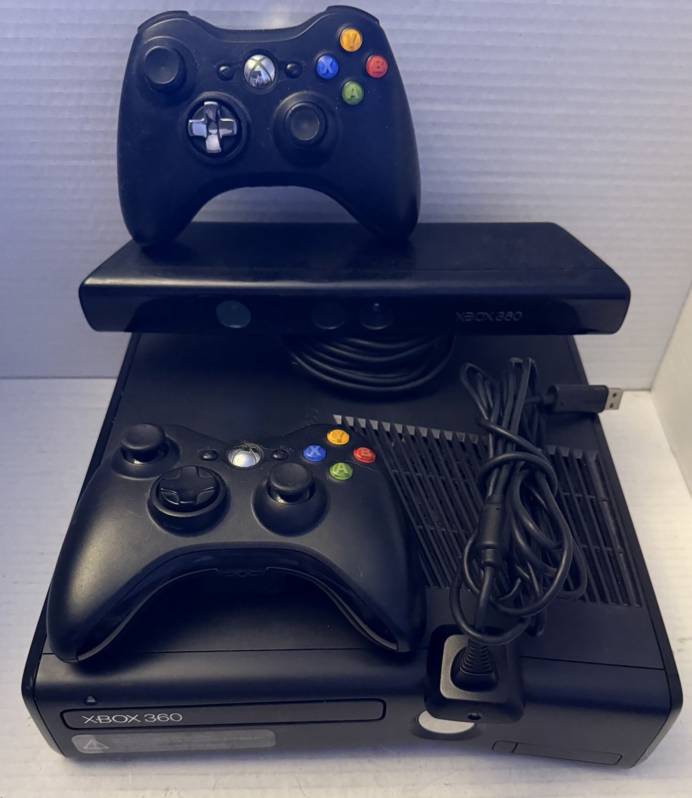 Xbox 360 Slim w Kinect, 2 Controllers w Battery Packs, Charger, & Wires -Tested